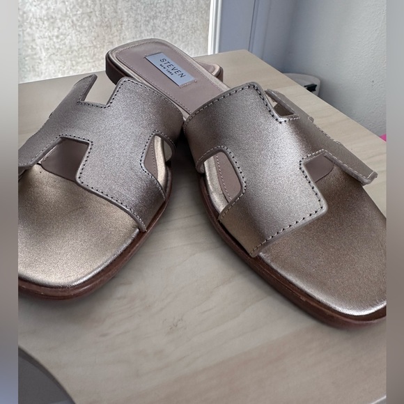 Steve Madden Hadyn Gold Leather Sandals - Picture 6 of 7